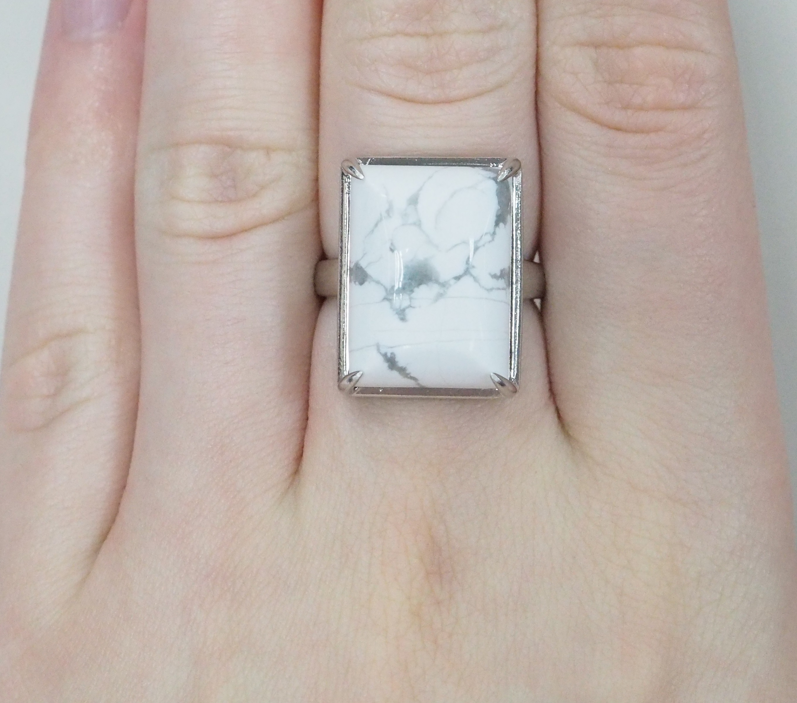 Серебряное кольцо с кахолонгом